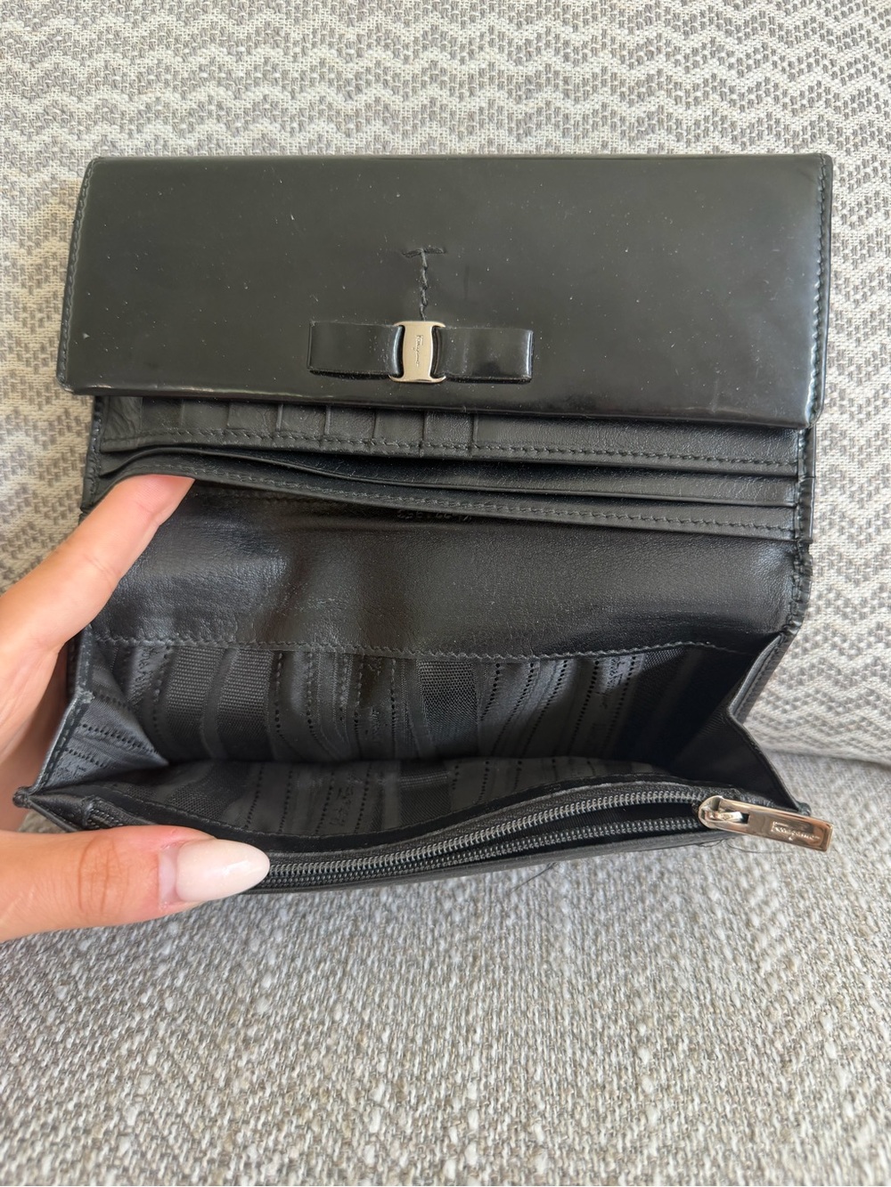 Salvatore Ferragamo Black Patent Leather Vara Bow Continental Wallet - Picture 6 of 6